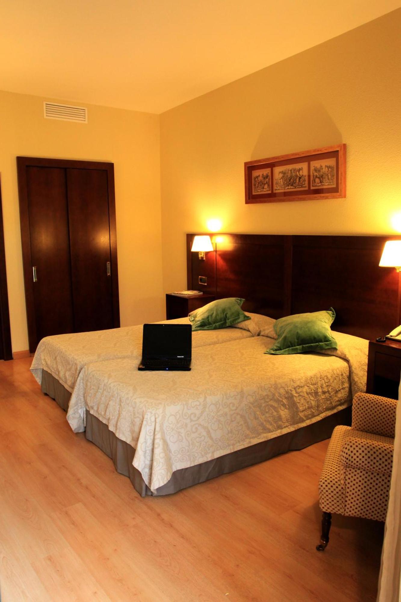 Hotel Cervantes Sevilla Bagian luar foto