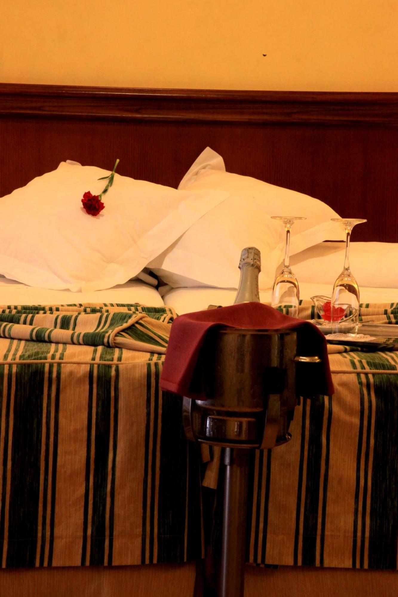 Hotel Cervantes Sevilla Bagian luar foto